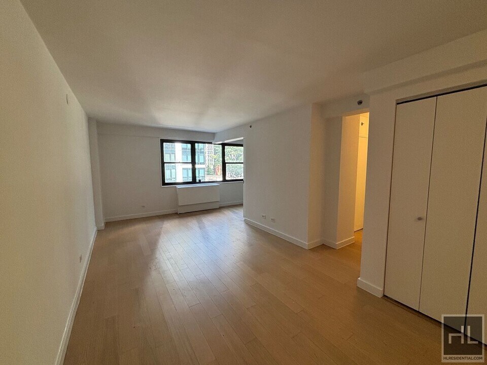 East 39th Street in New York, NY - Building Photo