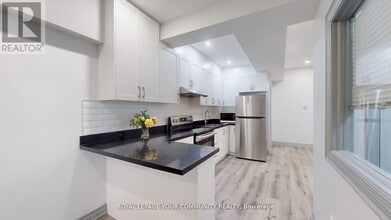 586 Parliament St in Toronto, ON - Building Photo - Building Photo