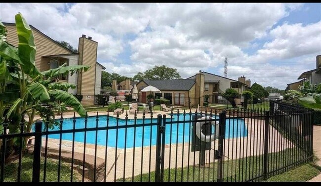 15534 Zabolio Dr in Webster, TX - Building Photo - Building Photo