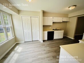 221 Seasons Trail in Newport News, VA - Building Photo - Building Photo