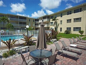 450 Golden Isles Dr in Hallandale Beach, FL - Building Photo - Building Photo