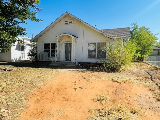 property at 709 S Avenue B