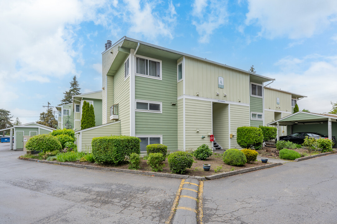 Seawind Condominiums in Des Moines, WA - Building Photo