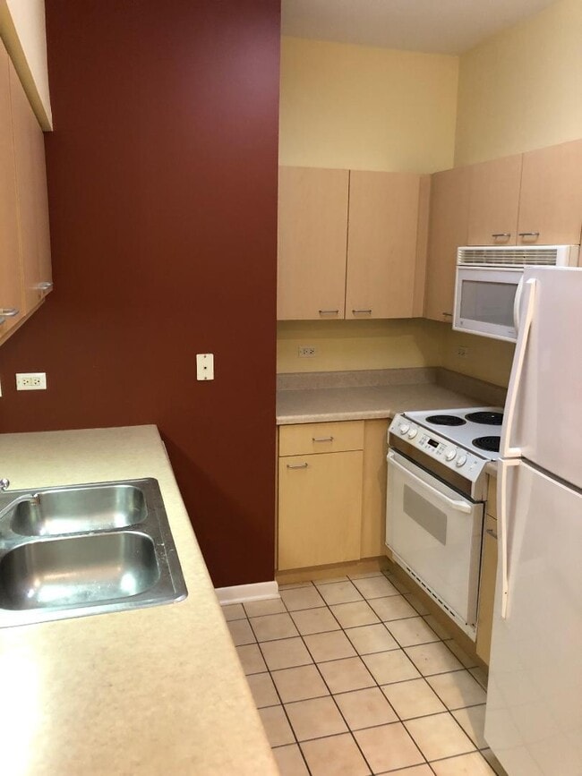 1236 Chicago Ave, Unit 403 in Evanston, IL - Foto de edificio - Building Photo