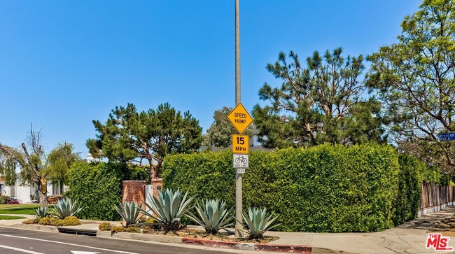 1974 S Crescent Heights Blvd in Los Angeles, CA - Building Photo - Building Photo