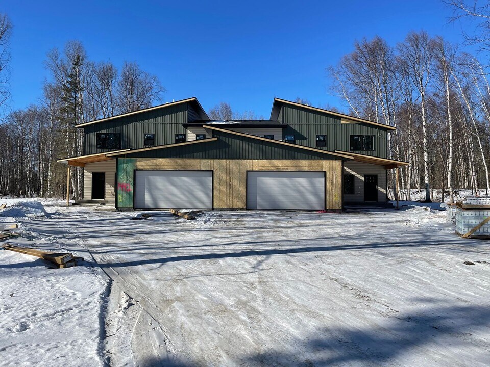7442 N Paw St in Wasilla, AK - Building Photo