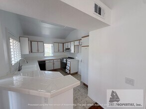 56 Corsica Dr in Newport Beach, CA - Foto de edificio - Building Photo