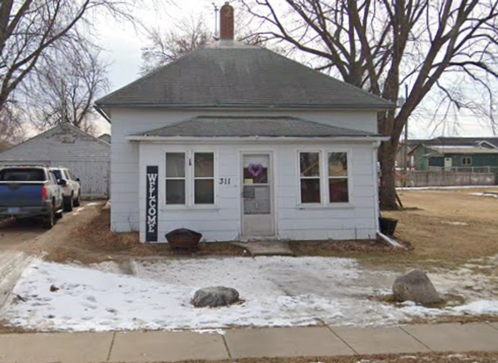 311 E Maple St in Harrisburg, SD - Building Photo