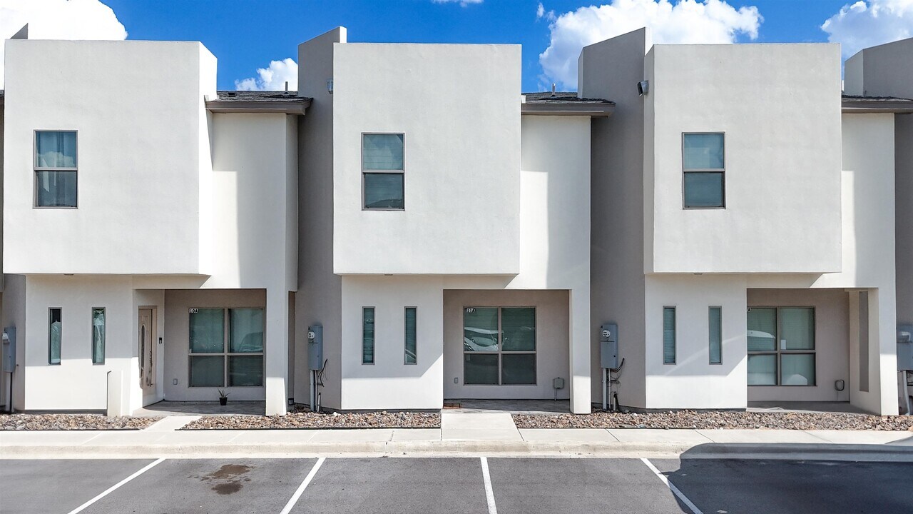 4101 Blue Quail Rd in Laredo, TX - Building Photo