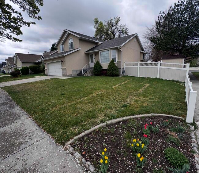 8004 S Old Barn Dr in Sandy, UT - Building Photo - Building Photo