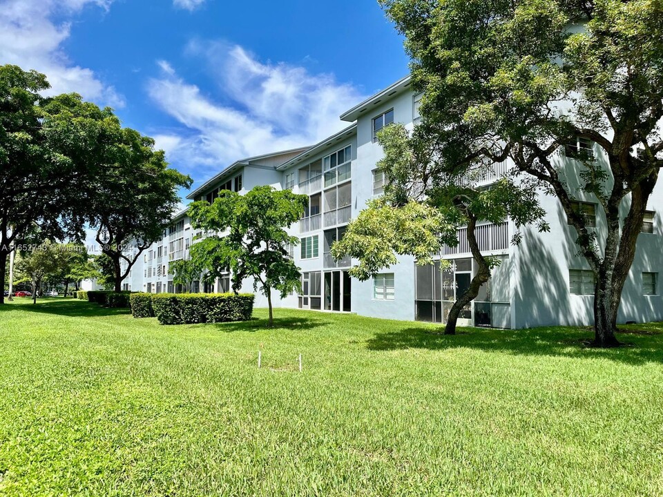 12600 SW 5th Ct in Pembroke Pines, FL - Foto de edificio