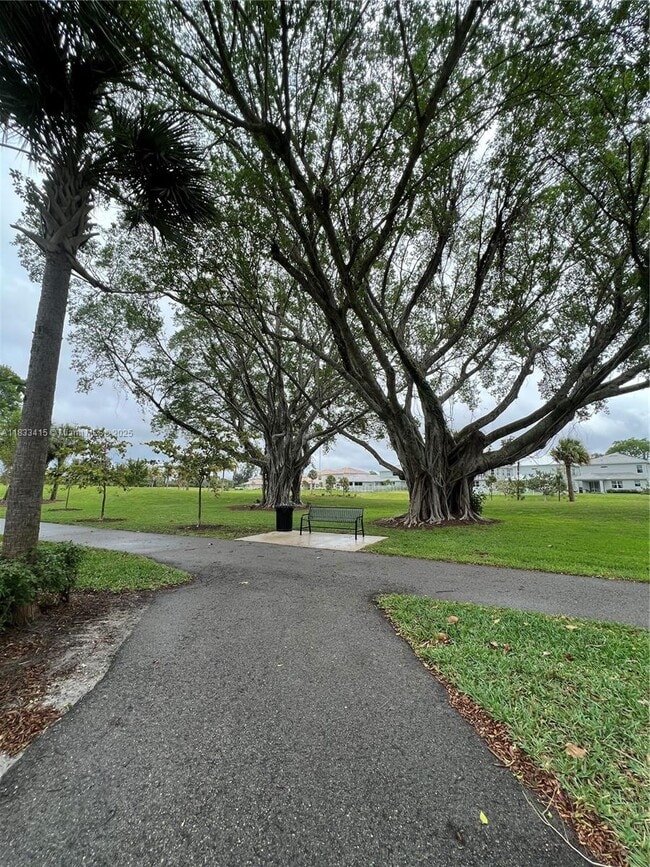 4200 Hillcrest Dr in Hollywood, FL - Building Photo - Building Photo