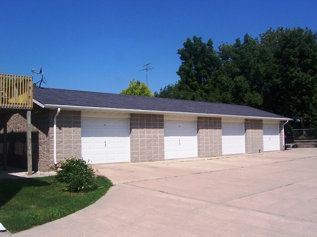 1108 Clement St in Watertown, WI - Foto de edificio - Building Photo