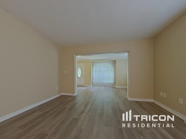 25200 Quaker Ridge Ave in Sorrento, FL - Building Photo - Building Photo