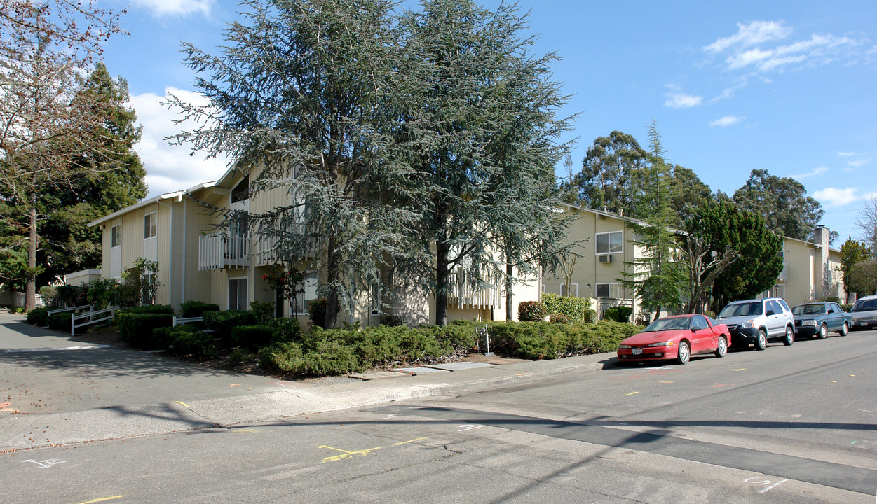 Jack London Townhomes in Santa Rosa, CA - Foto de edificio