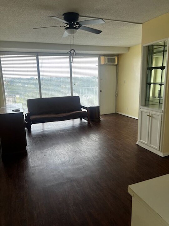 1271 Poplar Ave in Memphis, TN - Building Photo