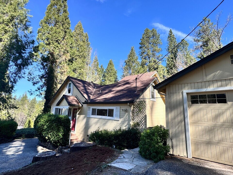 10754 Eagle Cir in Nevada City, CA - Building Photo