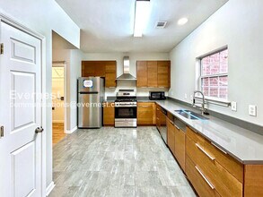 8002 St Charles Square in Roswell, GA - Building Photo - Building Photo