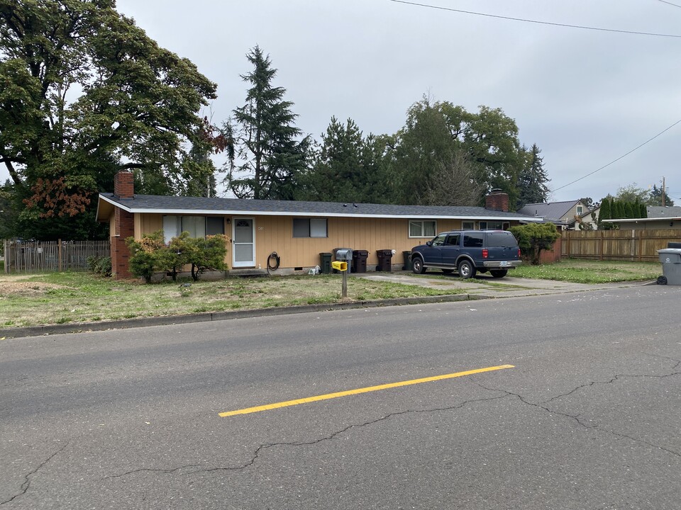 400 S Elm St in Canby, OR - Building Photo