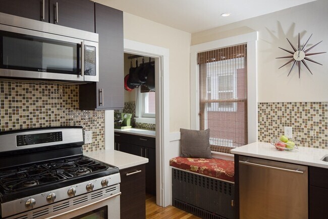 9 Irvington Rd in Somerville, MA - Building Photo - Building Photo