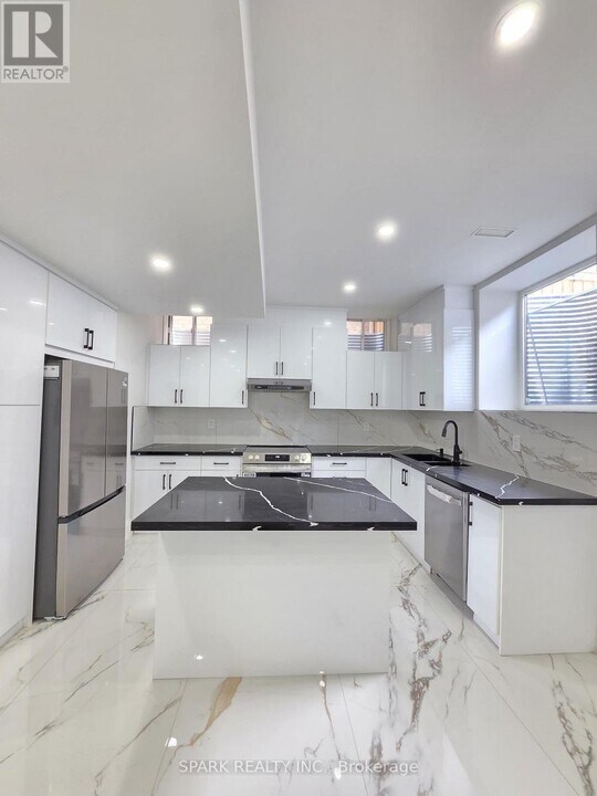 1432 Yellow Rose Cir in Oakville, ON - Building Photo