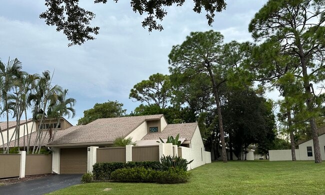 319 Wood Dale Dr in Wellington, FL - Building Photo - Building Photo