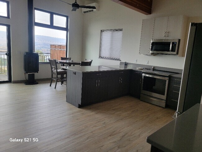 2702 Old Dufur Rd in The Dalles, OR - Foto de edificio - Building Photo