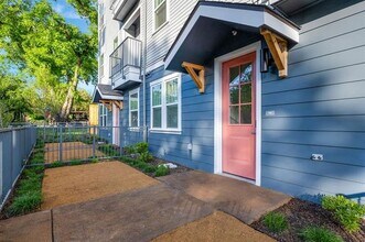 2220 Mail Ave in Dallas, TX - Building Photo - Building Photo