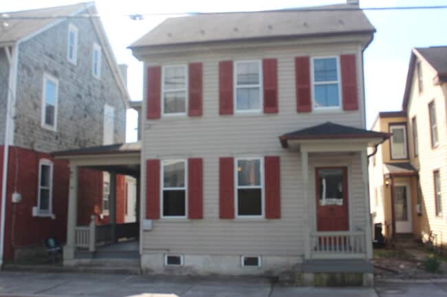 66 Front St in Lititz, PA - Foto de edificio - Building Photo