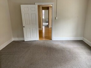 4028 Locust St, Unit 2 in Philadelphia, PA - Foto de edificio - Building Photo