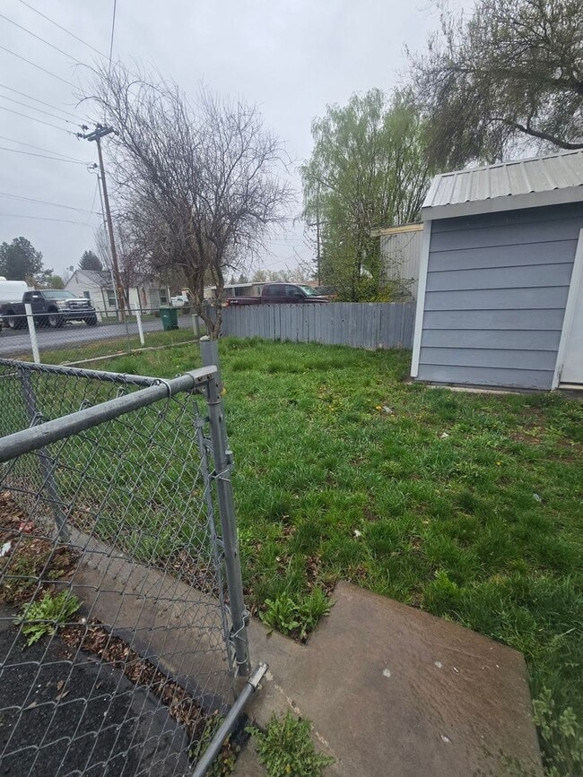 1643 Summers Ln in Klamath Falls, OR - Building Photo - Building Photo