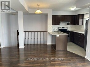 5625-5625 Oscar Peterson Blvd in Mississauga, ON - Building Photo - Building Photo