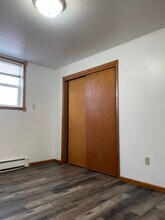 300 13th St NW, Unit 4 in Mandan, ND - Foto de edificio - Building Photo