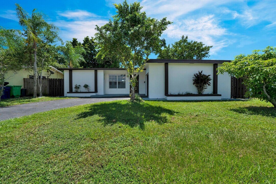 8360 NW 25th Ct in Sunrise, FL - Building Photo