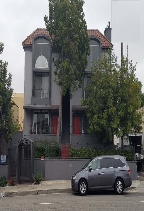 1529 S Bundy Dr in Los Angeles, CA - Foto de edificio