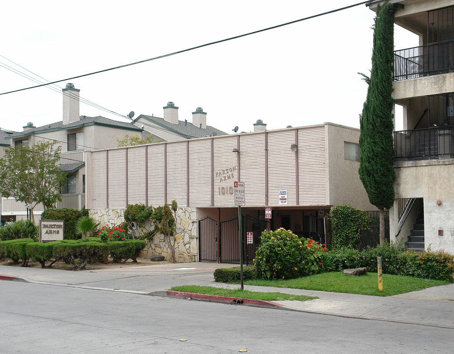 Parton Arms in Santa Ana, CA - Foto de edificio