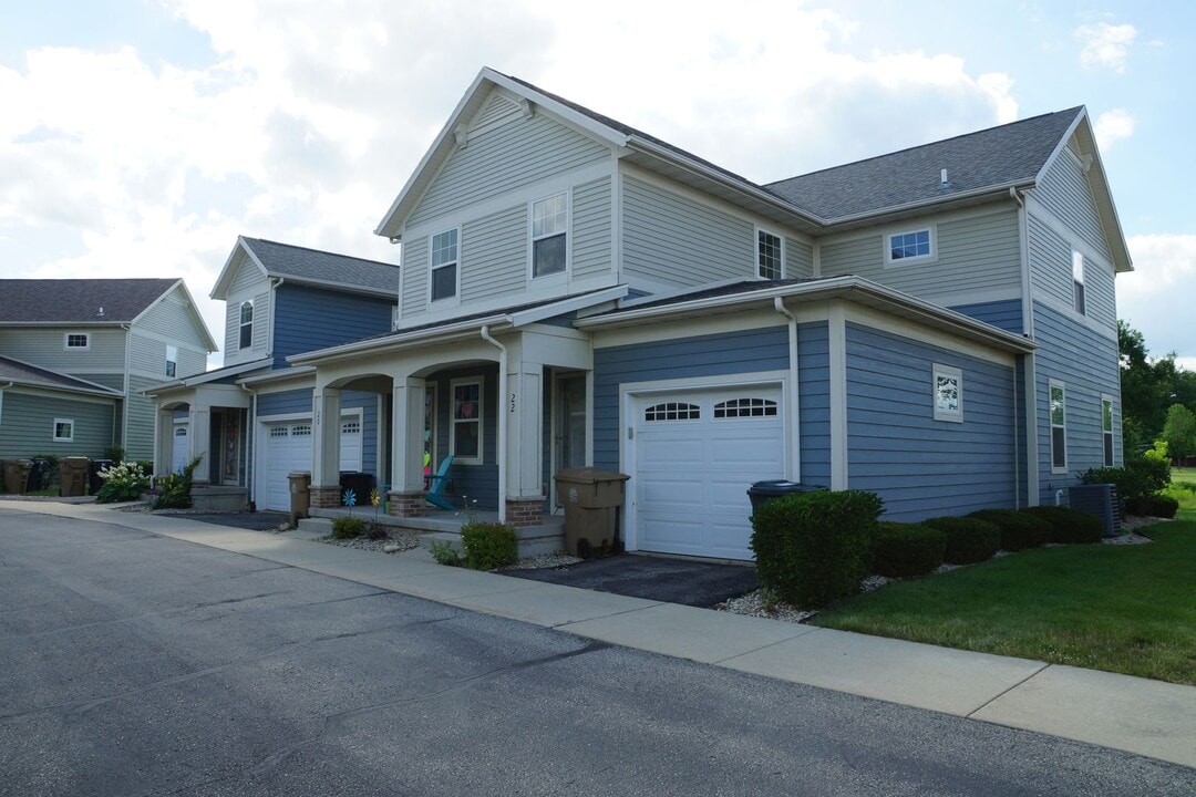 36 Canyon Ln in McFarland, WI - Building Photo