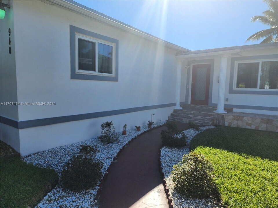 940 NE 147th St-Unit -1 in Miami, FL - Foto de edificio