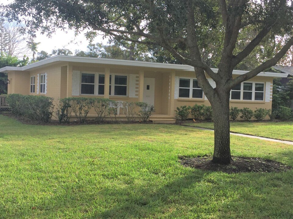 619 E Ridgewood Ave in Ormond Beach, FL - Building Photo