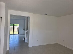 527 NE 208th Terrace in Miami, FL - Building Photo - Building Photo