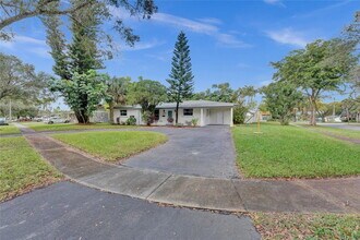 101 SW 53rd Ave in Plantation, FL - Building Photo - Building Photo