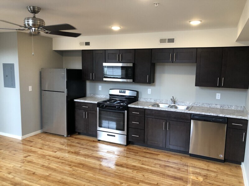 421 Brady St in Davenport, IA - Building Photo