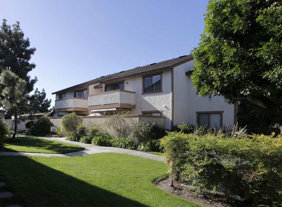 Windsor Court Apartments in Buena Park, CA - Building Photo