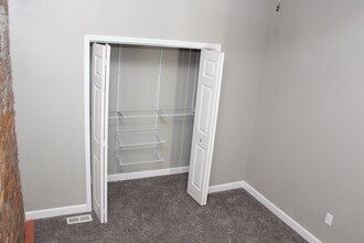 427 Brady St-Unit -4 in Davenport, IA - Building Photo - Building Photo