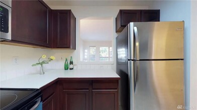 18501 SE Newport Way in Issaquah, WA - Building Photo - Building Photo