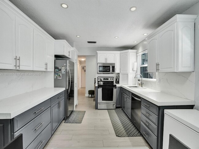 217 SE 5th St in Dania Beach, FL - Foto de edificio - Building Photo