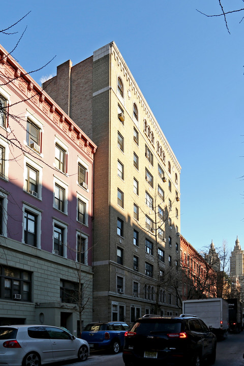 123 W 74th St in New York, NY - Building Photo