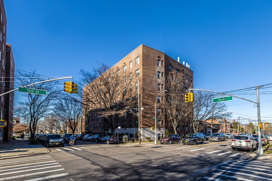 Wendy Building in Flushing, NY - Building Photo
