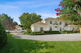 31 Terry Ct in Southampton, NY - Foto de edificio - Building Photo