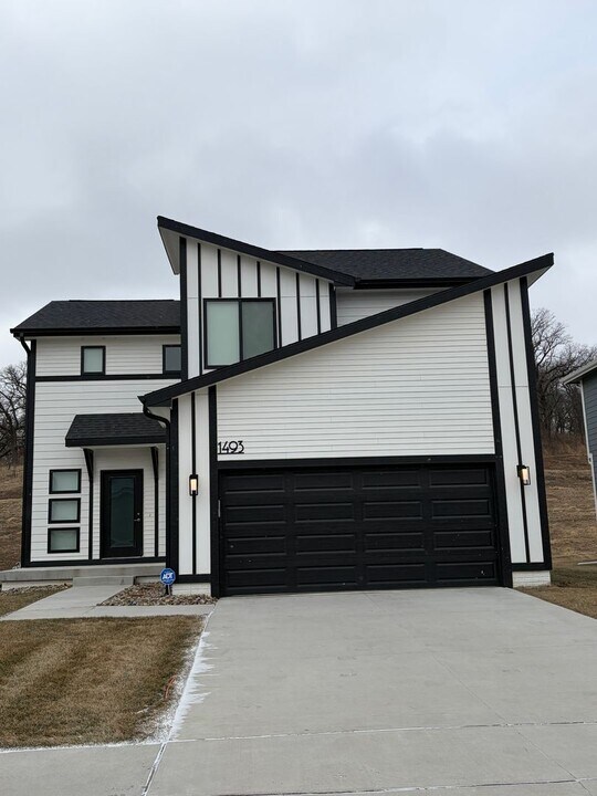 1493 S King's Grv Ave in West Des Moines, IA - Building Photo